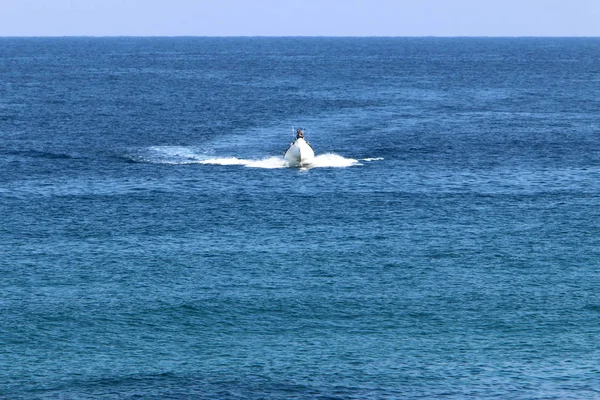 Gran Barco Orillas Del Mar Mediterráneo Norte Israel — Foto de Stock