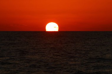 Güneş, İsrail'in kuzeyinde Akdeniz kıyılarında ufukta batıyor ve gece çöküyor. 