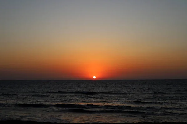 Солнце Садится Горизонт Берегу Средиземного Моря Севере Израиля Падает Ночь — стоковое фото