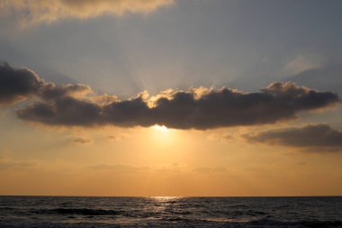 Güneş, İsrail'in kuzeyinde Akdeniz kıyılarında ufukta batıyor ve gece çöküyor. 