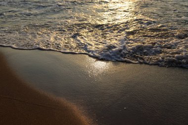 Güneş, İsrail'in kuzeyinde Akdeniz kıyılarında ufukta batıyor ve gece çöküyor. 