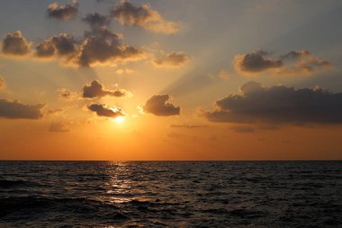 Güneş, İsrail'in kuzeyinde Akdeniz kıyılarında ufukta batıyor ve gece çöküyor. 