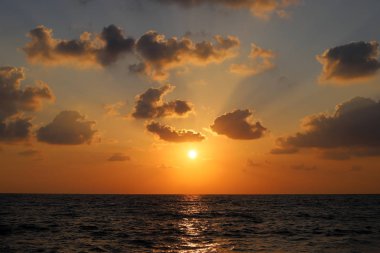 Güneş, İsrail'in kuzeyinde Akdeniz kıyılarında ufukta batıyor ve gece çöküyor. 