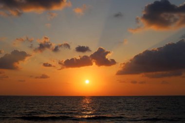 Güneş, İsrail'in kuzeyinde Akdeniz kıyılarında ufukta batıyor ve gece çöküyor. 