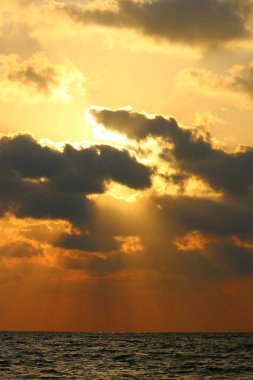 Güneş, İsrail'in kuzeyinde Akdeniz kıyılarında ufukta batıyor ve gece çöküyor. 