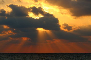 Güneş, İsrail'in kuzeyinde Akdeniz kıyılarında ufukta batıyor ve gece çöküyor. 