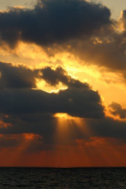 Güneş, İsrail'in kuzeyinde Akdeniz kıyılarında ufukta batıyor ve gece çöküyor. 