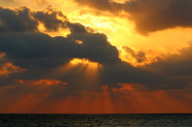 Güneş, İsrail'in kuzeyinde Akdeniz kıyılarında ufukta batıyor ve gece çöküyor. 