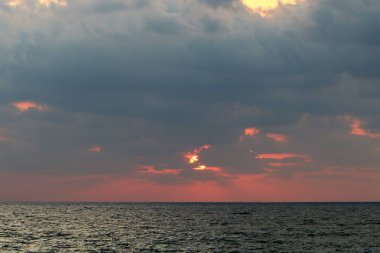 Güneş, İsrail'in kuzeyinde Akdeniz kıyılarında ufukta batıyor ve gece çöküyor. 