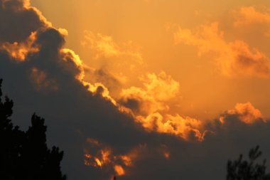 Güneş, İsrail'in kuzeyinde Akdeniz kıyılarında ufukta batıyor ve gece çöküyor. 