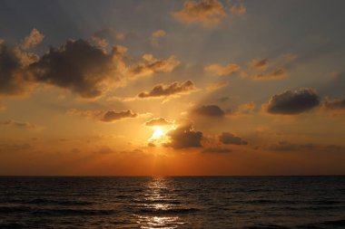 Güneş, İsrail'in kuzeyinde Akdeniz kıyılarında ufukta batıyor ve gece çöküyor. 