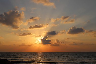 Güneş, İsrail'in kuzeyinde Akdeniz kıyılarında ufukta batıyor ve gece çöküyor. 