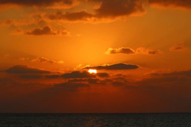 Güneş, İsrail'in kuzeyinde Akdeniz kıyılarında ufukta batıyor ve gece çöküyor. 