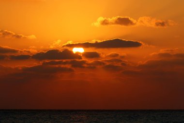 Güneş, İsrail'in kuzeyinde Akdeniz kıyılarında ufukta batıyor ve gece çöküyor. 