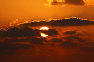 Güneş, İsrail'in kuzeyinde Akdeniz kıyılarında ufukta batıyor ve gece çöküyor. 
