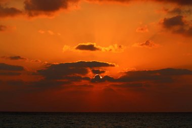 Güneş, İsrail'in kuzeyinde Akdeniz kıyılarında ufukta batıyor ve gece çöküyor. 