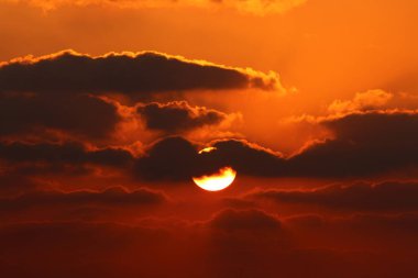 Güneş, İsrail'in kuzeyinde Akdeniz kıyılarında ufukta batıyor ve gece çöküyor. 