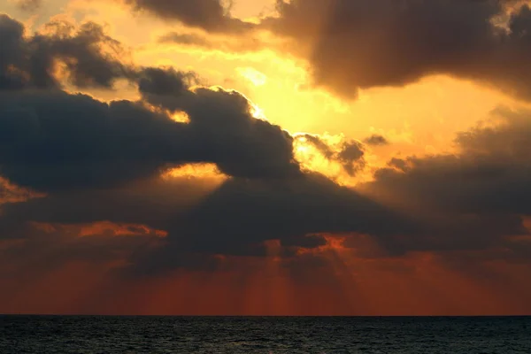 Güneş Srail Kuzeyinde Akdeniz Kıyılarında Ufukta Batıyor Gece Çöküyor — Stok fotoğraf