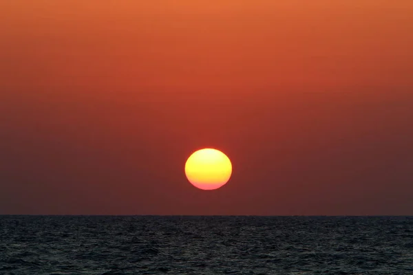 Sol Pone Sobre Horizonte Las Orillas Del Mar Mediterráneo Norte — Foto de Stock