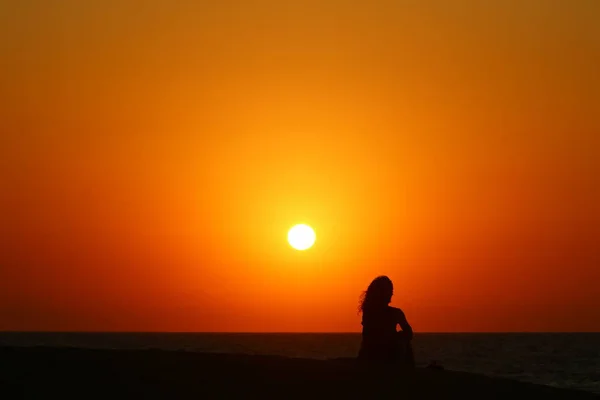 Sol Põe Sobre Horizonte Nas Margens Mar Mediterrâneo Norte Israel — Fotografia de Stock