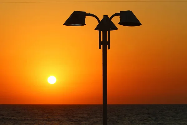 Sol Pone Sobre Horizonte Las Orillas Del Mar Mediterráneo Norte —  Fotos de Stock