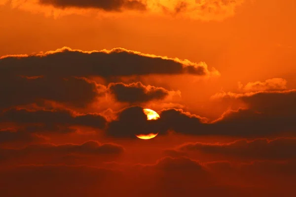 太阳落在以色列北部地中海沿岸的地平线上 夜幕降临 — 图库照片