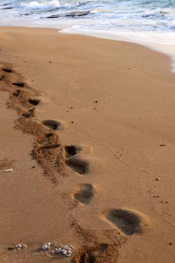 İsrail'in kuzeyinde Akdeniz kıyılarında kum ayak izleri 