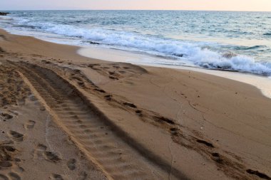 İsrail'in kuzeyinde Akdeniz kıyılarında kum ayak izleri 