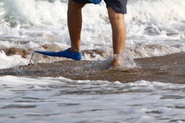 İsrail'in kuzeyinde Akdeniz kıyılarında kum ayak izleri 