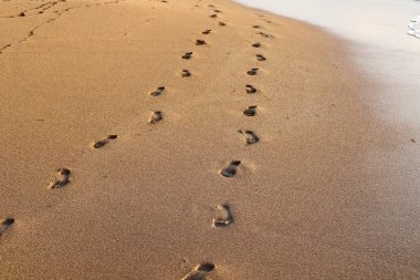 İsrail'in kuzeyinde Akdeniz kıyılarında kum ayak izleri 