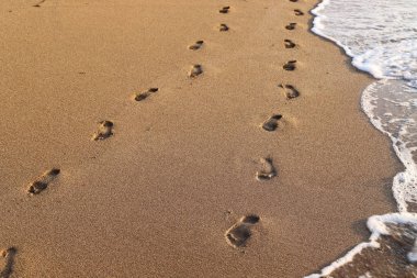 İsrail'in kuzeyinde Akdeniz kıyılarında kum ayak izleri 