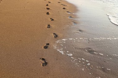 İsrail'in kuzeyinde Akdeniz kıyılarında kum ayak izleri 