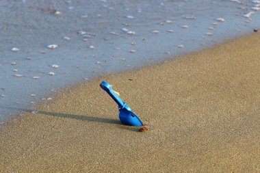 İsrail'in kuzeyinde Akdeniz kıyılarında kum ayak izleri 