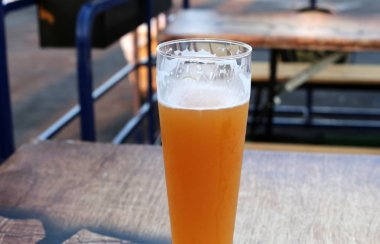 bir restoranda bir masada bir bardak soğuk bira 