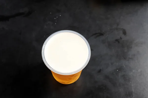 レストランのテーブルの上のグラスに冷たいビール — ストック写真