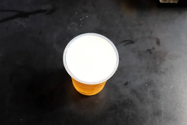 Cerveja Gelada Copo Uma Mesa Restaurante — Fotografia de Stock