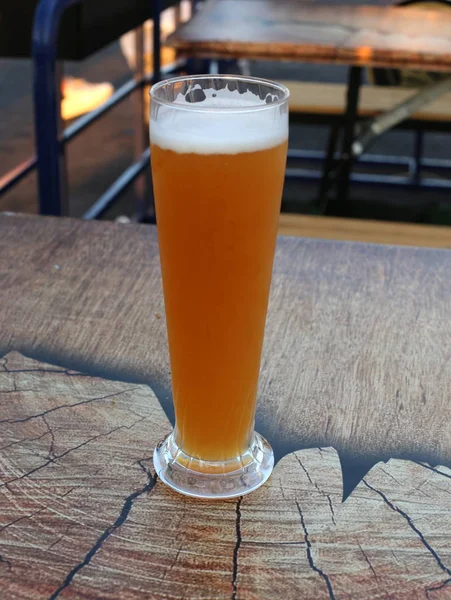 Kaltes Bier Glas Auf Einem Tisch Einem Restaurant — Stockfoto