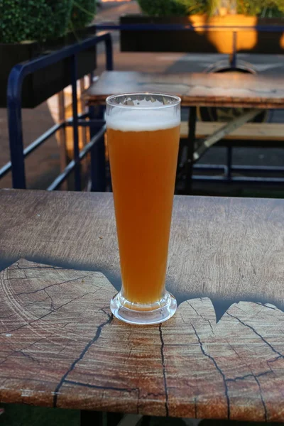Cerveza Fría Vaso Sobre Una Mesa Restaurante — Foto de Stock