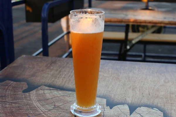 Kaltes Bier Glas Auf Einem Tisch Einem Restaurant — Stockfoto