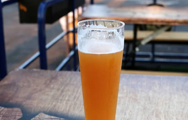 Koud Bier Bier Een Glas Een Tafel Een Restaurant — Stockfoto