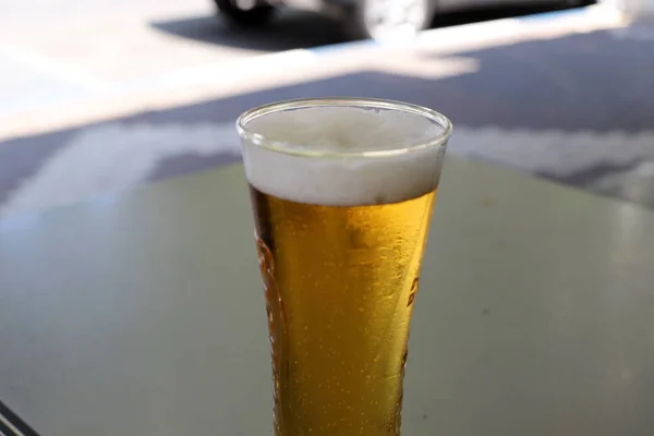 Koud Bier Bier Een Glas Een Tafel Een Restaurant — Stockfoto