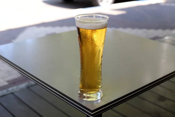 レストランのテーブルの上のグラスに冷たいビール — ストック写真
