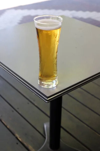 Cerveja Gelada Copo Uma Mesa Restaurante — Fotografia de Stock