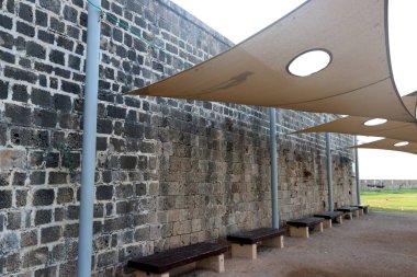 İsrail'in kuzeyinde Acre kentinde antik bir taş ve beton kale yüksek duvar 