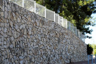 İsrail'in kuzeyinde Acre kentinde antik bir taş ve beton kale yüksek duvar 
