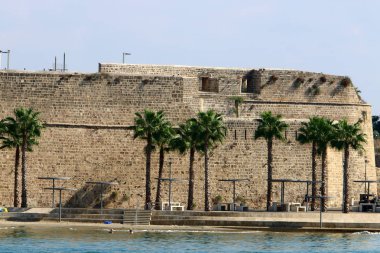 İsrail'in kuzeyinde Acre kentinde antik bir taş ve beton kale yüksek duvar 