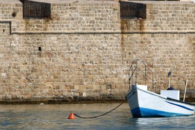 İsrail'in kuzeyinde Acre kentinde antik bir taş ve beton kale yüksek duvar 