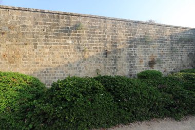 İsrail'in kuzeyinde Acre kentinde antik bir taş ve beton kale yüksek duvar 