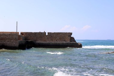 İsrail'in kuzeyinde Acre kentinde antik bir taş ve beton kale yüksek duvar 