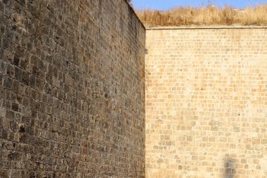 İsrail'in kuzeyinde Acre kentinde antik bir taş ve beton kale yüksek duvar 